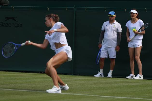 TENIS WIMBLEDON 2025 LONDYN 280625 N Z MAGDA LINETTE AGNIESZKA RADWANSKA MARK GELLARD PODCZAS TRENINGU MARCIN CHOLEWINSKI NEWSPIX.PL TENNIS WIMBLEDON 2025 LONDON 28062025 MAGDA LINETTE AGNIESZKA RADWANSKA MARK GELLARD DURING PRACTISE SESSION NEWSPIX.PL --- newspix.pl POLAND OUT! 