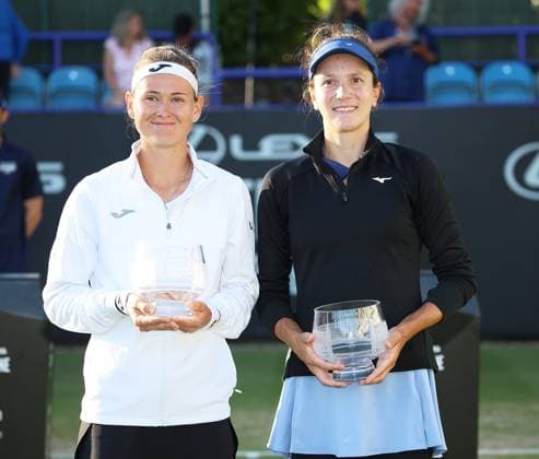 TENNIS - Eastbourne Open EASTBOURNE,ENGLAND,28.JUN.25 - TENNIS - WTA, Tennis Damen Tour, Eastbourne Open. Image shows Marie Bouzkova (CZE) and Anna Danilina (KAZ). keywords; doubles, award ceremony, trophy  GEPAxpictures xAlanxGrieves