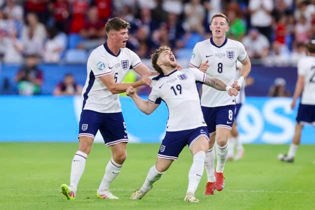 Bilder des Jahres 2025, Sport 06 Juni Sport Bilder des Tages Harvey Elliott (England) bejubelt seinen Treffer zum 1:0 mit Charlie Cresswell (England) und Elliot Andersen (England), UEFA European Under-21 Championship 2025 Final, England v Germany Final, National Football Stadium am 28. June 2025 in Bratislava, Slowakei. (Foto von Marco Steinbrenner DeFodi Images) Harvey Elliott (England) celebrates after scoring his teams first goal with Charlie Cresswell (England) and Elliot Andersen (England), UEFA European Under-21 Championship 2025 Final, England v Germany Final, National Football Stadium, June 28, 2025 in Bratislava, Slovakia. (Photo by Marco Steinbrenner DeFodi Images) *** Harvey Elliott England celebrates after scoring his teams first goal with Charlie Cresswell England and Elliot Andersen England , UEFA European Under 21 Championship 2025 Final, England v Germany Final, National Football Stadium on June 28, 2025 in Bratislava, Slovakia Photo by Marco Steinbrenner DeFodi Images Harvey Elliott England celebrates after scoring his teams first goal with Charlie Cresswell England and Elliot Andersen England , UEFA European Under 21 Championship 2025 Final, England v Germany Final, National Football Stadium, June 28, 2025 in Bratislava, Slovakia Photo by Marco Steinbrenner DeFodi Images