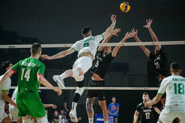 Volleyball - FIVB Men s Volleyball Nations League - Bugaria - Turkey - 28.06.2025 Mert MatiÄ‡ (L) and Mirza LagumdÅ¾ija (R) of Turkey jump to block the ball against Asparuh Asparuhov of Bulgaria during Mens Volleyball Nations League in Burgas, VNL Bulgaria Copyright: xYulianxTodorovx