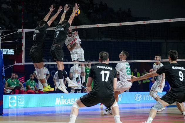 Volleyball - FIVB Men s Volleyball Nations League - Bugaria - Turkey - 28.06.2025 Dimitar Dimitrov in action against Mirza LagumdÅ¾ija and Bedirhan Bülbül during Mens Volleyball Nations League in Burgas, VNL Bulgaria Copyright: xYulianxTodorovx
