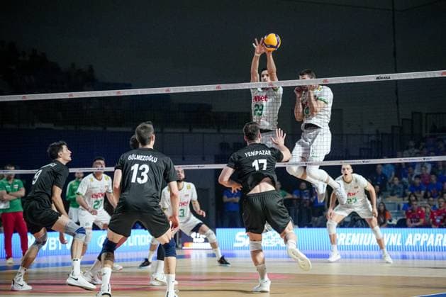 Volleyball - FIVB Men s Volleyball Nations League - Bugaria - Turkey - 28.06.2025 Aleksandar Nikolov tries to block the ball during Mens Volleyball Nations League in Burgas, VNL Bulgaria Copyright: xYulianxTodorovx