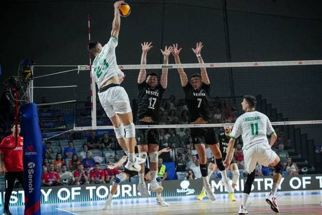 Volleyball - FIVB Men s Volleyball Nations League - Bugaria - Turkey - 28.06.2025 Murat Yenipazar (L) and Bedirhan Bülbül (R) of Turkey jump to block the ball against Aleksandar Nikolov of Bulgaria during Mens Volleyball Nations League in Burgas, VNL Bulgaria Copyright: xYulianxTodorovx