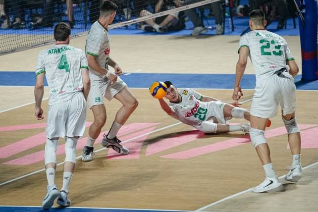Volleyball - FIVB Men s Volleyball Nations League - Bugaria - Turkey - 28.06.2025 Stoil Palev saves the ball during Mens Volleyball Nations League in Burgas, VNL Bulgaria Copyright: xYulianxTodorovx