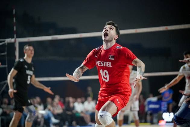 Volleyball - FIVB Men s Volleyball Nations League - Bugaria - Turkey - 28.06.2025 Berkay Bayraktar runs to save the ball during Mens Volleyball Nations League in Burgas, VNL Bulgaria Copyright: xYulianxTodorovx