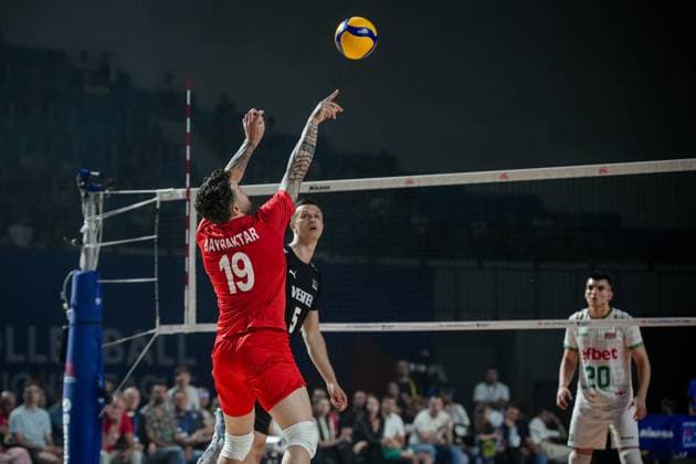 Volleyball - FIVB Men s Volleyball Nations League - Bugaria - Turkey - 28.06.2025 Berkay Bayraktar sets the ball during Mens Volleyball Nations League in Burgas, VNL Bulgaria Copyright: xYulianxTodorovx