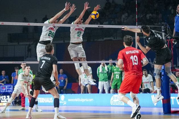 Volleyball - FIVB Men s Volleyball Nations League - Bugaria - Turkey - 28.06.2025 Preslav Petkov (L) and Georgi Tatarov (R) of Bulgaria jump to block the ball against Efe MandÄ±racÄ± of Turkey during Mens Volleyball Nations League in Burgas, VNL Bulgaria Copyright: xYulianxTodorovx