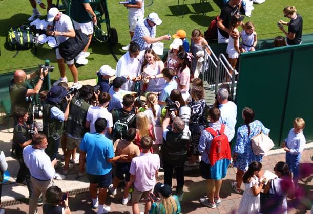 Wimbledon Championships 2025 AELTC, Saturday Practice, London, UK - 28 06 2025 Emma Raducanu (GBR) is surrounded by fans at the end of practice at Wimbledon ahead of the 2025 Championships London Wimbledon London GBR, UK NEWSPAPERS OUT Copyright: xMarkxGreenwoodx