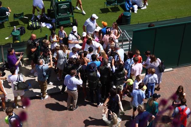 Wimbledon Championships 2025 AELTC, Saturday Practice, London, UK - 28 06 2025 Emma Raducanu (GBR) is surrounded by fans at the end of practice at Wimbledon ahead of the 2025 Championships London Wimbledon London GBR, UK NEWSPAPERS OUT Copyright: xMarkxGreenwoodx