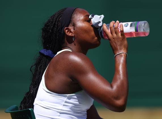 Wimbledon Championships 2025 AELTC, Saturday Practice, London, UK - 28 06 2025 Coco Gauff (USA) hydrates as she Practices at Wimbledon ahead of the 2025 Championships London Wimbledon London GBR, UK NEWSPAPERS OUT Copyright: xMarkxGreenwoodx