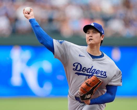 June 28, 2025: Los Angeles Dodgers starting pitcher Shohei Ohtani (17) delivers a pitch against the Royals at Kauffman Stadium Kansas City, Missouri. CSM. Kansas City United States - ZUMAc04_ 20250628_zma_c04_004 Copyright: xJonxRobichaudx