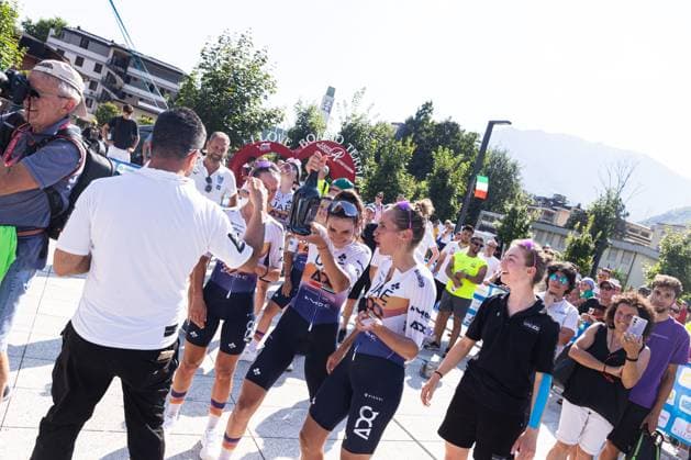 Italian Women s Road cycling, Rad, Radsport, Strasse Championship 2025 - Darfo Boario Terme Elisa Longo Borghini gives her champagne bottle to her teammates during the Italian Road Cycling Championship 2025 in Darfo Boario Terme, on June 28, 2025. , Italy Darfo Boario Terme Italy  Copyright: xTommasoxBerardix originalFilename:berardi-italianr250628_npEom.jpg