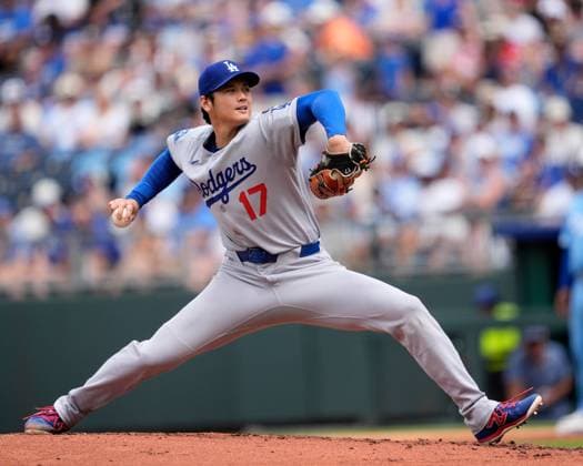 June 28, 2025: Los Angeles Dodgers starting pitcher Shohei Ohtani (17) delivers a pitch against the Royals at Kauffman Stadium Kansas City, Missouri. CSM. Kansas City United States - ZUMAc04_ 20250628_zma_c04_013 Copyright: xJonxRobichaudx