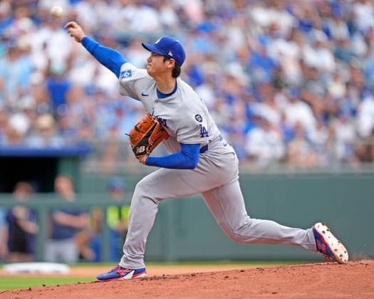 June 28, 2025: Los Angeles Dodgers starting pitcher Shohei Ohtani (17) delivers a pitch against the Royals at Kauffman Stadium Kansas City, Missouri. CSM. Kansas City United States - ZUMAc04_ 20250628_zma_c04_015 Copyright: xJonxRobichaudx
