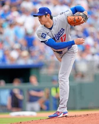 June 28, 2025: Los Angeles Dodgers starting pitcher Shohei Ohtani (17) delivers a pitch against the Royals at Kauffman Stadium Kansas City, Missouri. CSM. Kansas City United States - ZUMAc04_ 20250628_zma_c04_018 Copyright: xJonxRobichaudx