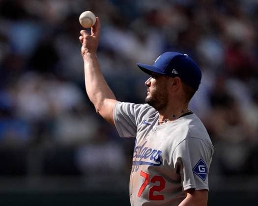 June 28, 2025: Los Angeles Dodgers second base Miguel Rojas (72) comes into pitch in the 8th inning topping speeds of 50mph against the Royals at Kauffman Stadium Kansas City, Missouri. CSM. Kansas City United States - ZUMAc04_ 20250628_zma_c04_036 Copyright: xJonxRobichaudx
