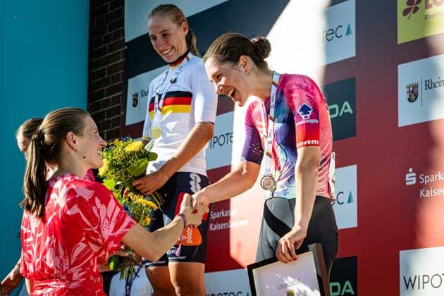 KLÖSER Rosa Maria National Championships Road Cycling 2025 RR KLÖSER Rosa Maria GER Third Place CANYON SRAM ZONDACKYPTO CSZ GER Award Ceremony Medal Ceremony Podium Landscape horizontal Landscape Event Event National Championships Road Cycling Category Category Cycling Road Cycling Elite Women Location Place Europe Germany Rhineland Palatinate Start Linden Finish Linden Rhineland Palatinate Discipline Road Race RR National Championships Distance 118 8 km Date Date 28 06 2025 Saturday