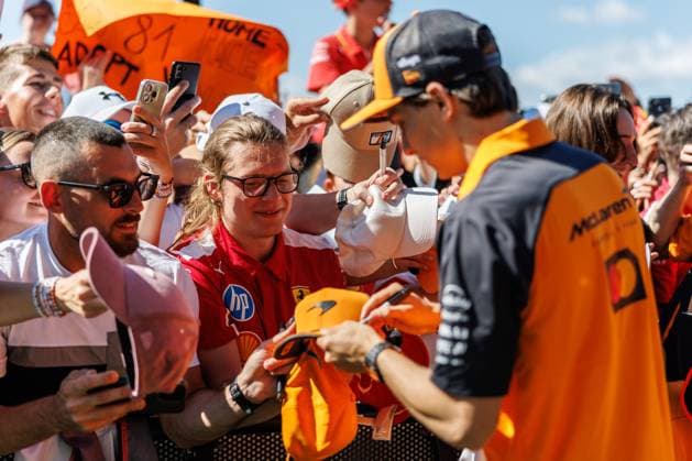 Oscar Piastri McLaren Formula 1 Team, 81 signs autographs, Austrian Grand Prix, Motorsport, Formula 1, 2025 season, 29 06 2025 Austrian Grand Prix, Motorsport, Formula 1, 2025 season, 29 06 2025 Copyright: xEibner-Pressefoto AlexanderxNeisx EP_ANS
