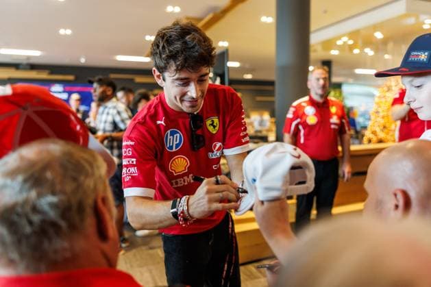 Charles Leclerc Scuderia Ferrari HP, 16 signs autographs, Austrian Grand Prix, Motorsport, Formula 1, 2025 season, 29 06 2025 Austrian Grand Prix, Motorsport, Formula 1, 2025 season, 29 06 2025 Copyright: xEibner-Pressefoto AlexanderxNeisx EP_ANS