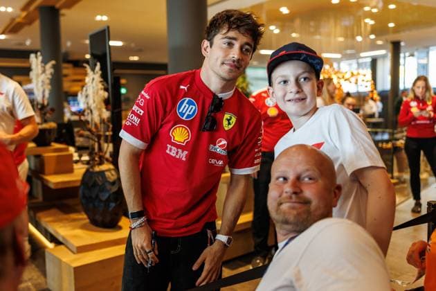 Charles Leclerc Scuderia Ferrari HP, 16 takes selfies with fans, Austrian Grand Prix, Motorsport, Formula 1, 2025 season, 29 06 2025 Austrian Grand Prix, Motorsport, Formula 1, 2025 season, 29 06 2025 Copyright: xEibner-Pressefoto AlexanderxNeisx EP_ANS