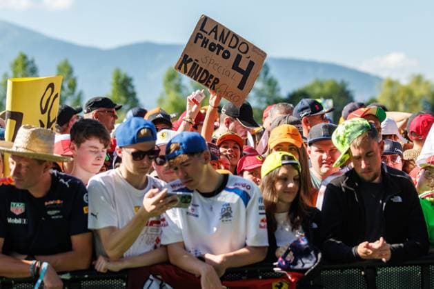 Fans waiting for the drivers, Austrian Grand Prix, Motorsport, Formula 1, 2025 season, 29 06 2025 Austrian Grand Prix, Motorsport, Formula 1, 2025 season, 29 06 2025 Copyright: xEibner-Pressefoto AlexanderxNeisx EP_ANS