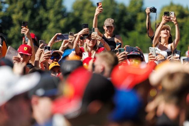Fans waiting for the drivers, Austrian Grand Prix, Motorsport, Formula 1, 2025 season, 29 06 2025 Austrian Grand Prix, Motorsport, Formula 1, 2025 season, 29 06 2025 Copyright: xEibner-Pressefoto AlexanderxNeisx EP_ANS