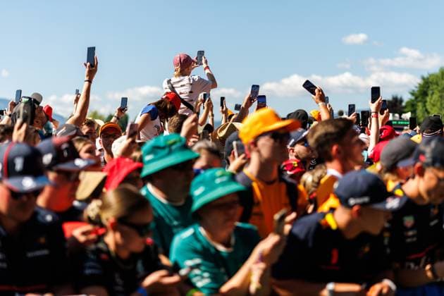Fans wait for the drivers and twitch their cell phones, Austrian Grand Prix, Motorsport, Formula 1, 2025 season, 29 06 2025 Austrian Grand Prix, Motorsport, Formula 1, 2025 season, 29 06 2025 Copyright: xEibner-Pressefoto AlexanderxNeisx EP_ANS