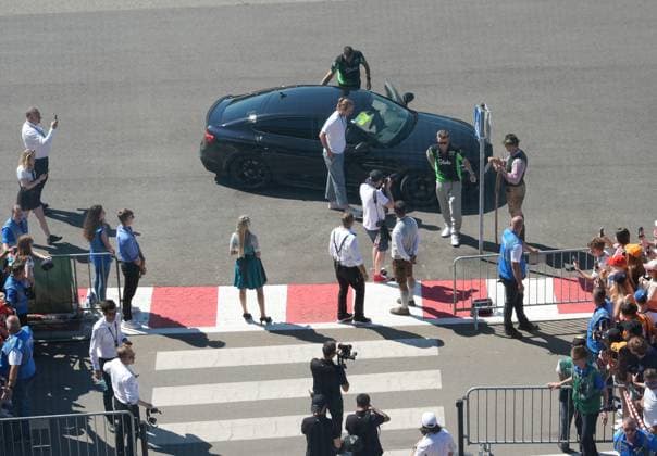 29 06 2025, Red Bull Ring, Spielberg, Formula 1 Austrian Grand Prix 2025 , pictured Nico Hülkenberg DEU , Stake F1 Team Kick Sauber signs autographs for the numerous fans Photo by Hasan Bratic DeFodi Images