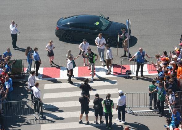 29 06 2025, Red Bull Ring, Spielberg, Formula 1 Austrian Grand Prix 2025 , pictured Nico Hülkenberg DEU , Stake F1 Team Kick Sauber signs autographs for the numerous fans Photo by Hasan Bratic DeFodi Images