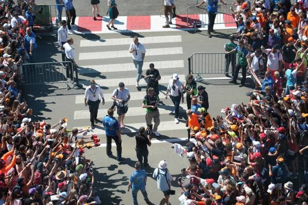 29 06 2025, Red Bull Ring, Spielberg, Formula 1 Austrian Grand Prix 2025 , pictured Nico Hülkenberg DEU , Stake F1 Team Kick Sauber signs autographs for the numerous fans Photo by Hasan Bratic DeFodi Images