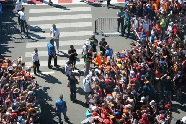 29 06 2025, Red Bull Ring, Spielberg, Formula 1 Austrian Grand Prix 2025 , pictured Nico Hülkenberg DEU , Stake F1 Team Kick Sauber signs autographs for the numerous fans Photo by Hasan Bratic DeFodi Images