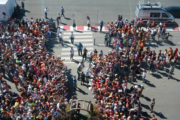 29 06 2025, Red Bull Ring, Spielberg, Formula 1 Austrian Grand Prix 2025 , pictured Nico Hülkenberg DEU , Stake F1 Team Kick Sauber signs autographs for the numerous fans Photo by Hasan Bratic DeFodi Images