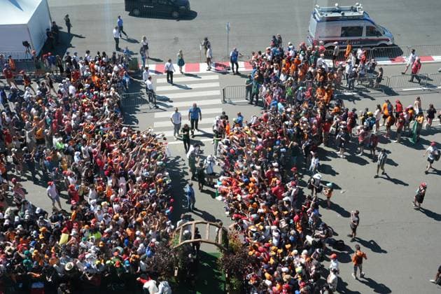 29 06 2025, Red Bull Ring, Spielberg, Formula 1 Austrian Grand Prix 2025 , pictured Nico Hülkenberg DEU , Stake F1 Team Kick Sauber signs autographs for the numerous fans Photo by Hasan Bratic DeFodi Images