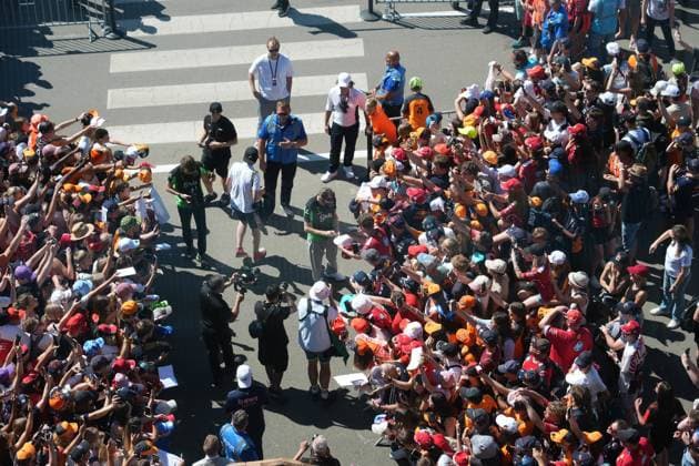 29 06 2025, Red Bull Ring, Spielberg, Formula 1 Austrian Grand Prix 2025 , pictured Nico Hülkenberg DEU , Stake F1 Team Kick Sauber signs autographs for the numerous fans Photo by Hasan Bratic DeFodi Images