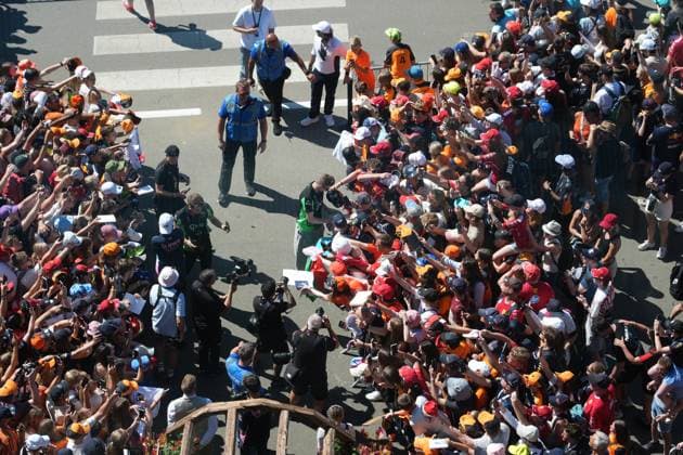 29 06 2025, Red Bull Ring, Spielberg, Formula 1 Austrian Grand Prix 2025 , pictured Nico Hülkenberg DEU , Stake F1 Team Kick Sauber signs autographs for the numerous fans Photo by Hasan Bratic DeFodi Images