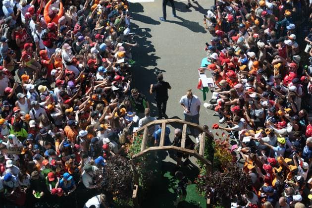 29 06 2025, Red Bull Ring, Spielberg, Formula 1 Austrian Grand Prix 2025 , pictured Nico Hülkenberg DEU , Stake F1 Team Kick Sauber signs autographs for the numerous fans Photo by Hasan Bratic DeFodi Images