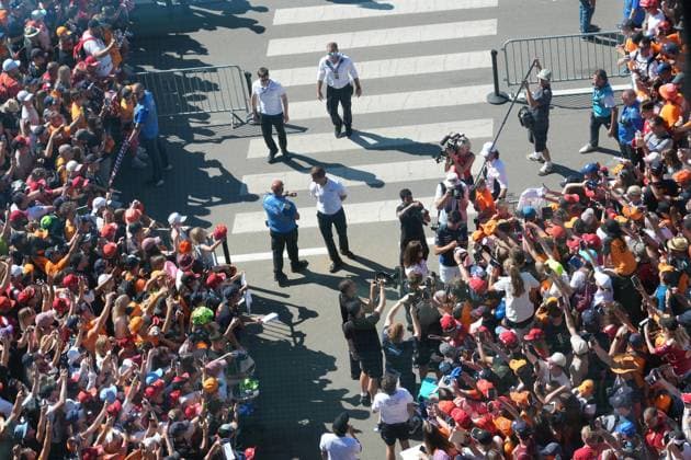 Formula 1 Austrian Grand Prix 2025 29 06 2025, Red Bull Ring, Spielberg, Formula 1 Austrian Grand Prix 2025 , in the picture Carlos Sainz Jr ESP , Atlassian Williams Racing signs autographs nordphotoxGmbHx xBratic nph00250