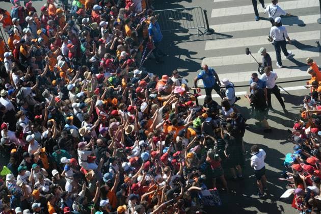 Formula 1 Austrian Grand Prix 2025 29 06 2025, Red Bull Ring, Spielberg, Formula 1 Austrian Grand Prix 2025 , in the picture Carlos Sainz Jr ESP , Atlassian Williams Racing signs autographs nordphotoxGmbHx xBratic nph00250