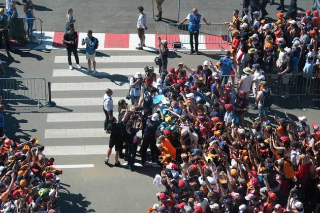 Formula 1 Austrian Grand Prix 2025 29 06 2025, Red Bull Ring, Spielberg, Formula 1 Austrian Grand Prix 2025 , in the picture Franco Colapinto ARG , BWT Alpine F1 Team signing autographs nordphotoxGmbHx xBratic nph00250