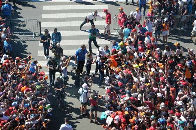 Formula 1 Austrian Grand Prix 2025 29 06 2025, Red Bull Ring, Spielberg, Formula 1 Austrian Grand Prix 2025 , in the picture Franco Colapinto ARG , BWT Alpine F1 Team signing autographs nordphotoxGmbHx xBratic nph00250