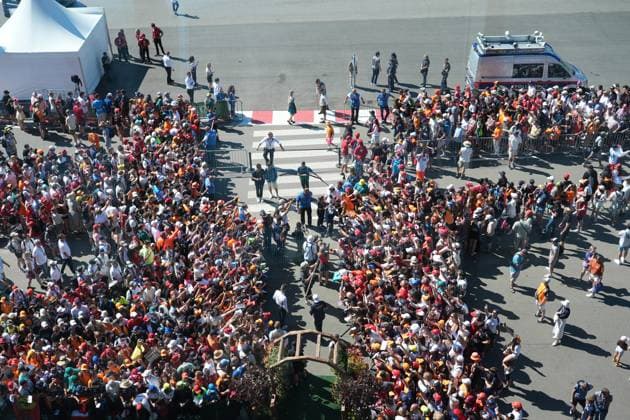 Formula 1 Austrian Grand Prix 2025 29 06 2025, Red Bull Ring, Spielberg, Formula 1 Austrian Grand Prix 2025 , in the picture Franco Colapinto ARG , BWT Alpine F1 Team signing autographs nordphotoxGmbHx xBratic nph00250