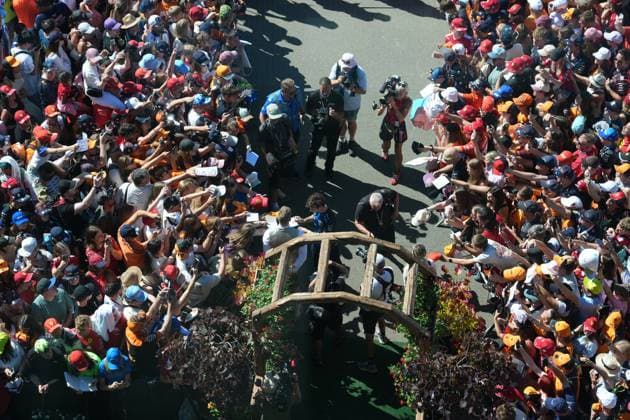 Formula 1 Austrian Grand Prix 2025 29 06 2025, Red Bull Ring, Spielberg, Formula 1 Austrian Grand Prix 2025 , in the picture Franco Colapinto ARG , BWT Alpine F1 Team signing autographs nordphotoxGmbHx xBratic nph00250
