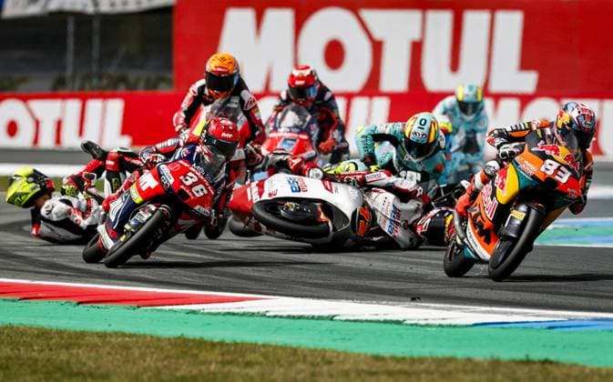Bilder des Jahres 2025, Sport 06 Juni Sport Bilder des Tages ASSEN - Taiyo Furusato (JPN) on his Honda and Luca Lunetta (ITA) on his Honda crash during the Moto3 race at the 100th Edition of the TT of Assen. ANP VINCENT JANNINK xVIxANPxSportx xxANPxIVx 530678458 originalFilename: 530678458.jpg