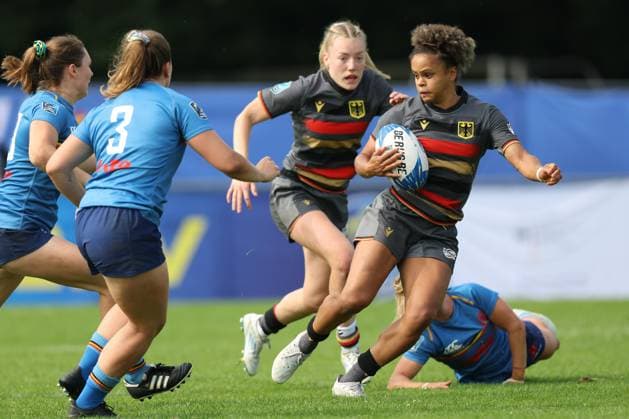Bilder des Jahres 2025, Sport 06 Juni Sport Bilder des Tages Rugby-Europameisterschaft 2025, Turnier 2 in Hamburg Julia Braun (Deutschland, 5) versucht die Attacken der Spielerinnen aus Belgien abzuwehren. Im Hintergrund versucht Lara Bürger (Deutschland, 22) sie zu unterstützen. Finaltag der Europameisterschaften im Olympischen Siebener-Rugby vom 27. bis 29. Juni 2025 in Hamburg., Hamburg Deutschland Sportpark Steinwiesenweg *** European Rugby Championship 2025, Tournament 2 in Hamburg Julia Braun Germany, 5 tries to fend off the attacks of the players from Belgium In the background Lara Bürger Germany, 22 tries to support her Final day of the European Championships in Olympic Sevens Rugby from June 27 to 29, 2025 in Hamburg , Hamburg Germany Sportpark Steinwiesenweg