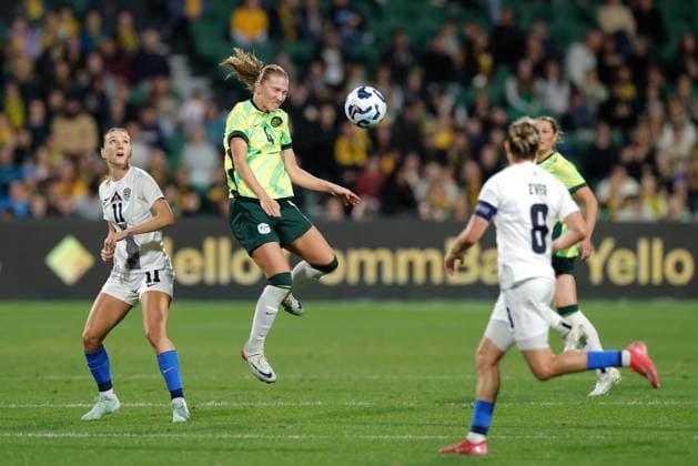 SOCCER AUSTRALIA SLOVENIA, Clare Hunt of of Australia heads the ball during the Women s friendly international soccer match between Australia and Slovenia at HBF Park in Perth, Sunday, June 29, 2025. ( NO ARCHIVING, EDITORIAL USE ONLY PERTH WESTERN AUSTRALIA AUSTRALIA  Copyright: xRICHARDxWAINWRIGHTx 20250629143645100750