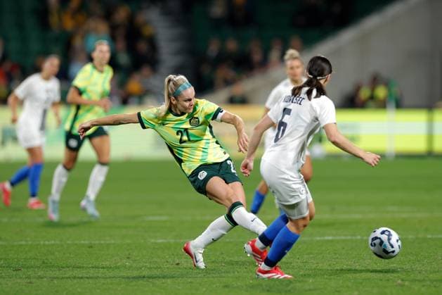 SOCCER AUSTRALIA SLOVENIA, Ellie Carpenter of of Australia passes the ball during the Women s friendly international soccer match between Australia and Slovenia at HBF Park in Perth, Sunday, June 29, 2025. ( NO ARCHIVING, EDITORIAL USE ONLY PERTH WESTERN AUSTRALIA AUSTRALIA  Copyright: xRICHARDxWAINWRIGHTx 20250629113324984701