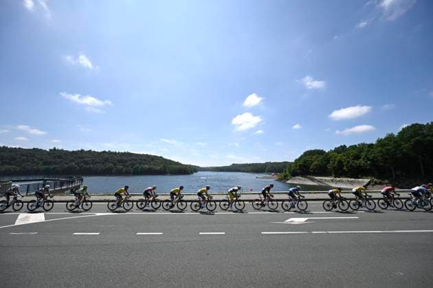 Belgian 2025 National Championship Binche 29 06 2025 BINCHE, BELGIUM - JUNE 29 : illustration picture of the riders at the Lacs de l Eau d Heure during the Men Elite cycling road race of the Belgian National Championships 2025 an UCI National Championships cycling race of 230 km with start in Binche and finish in Binche on June 29, 2025 in Binche, Belgium, 29 06 2025 Binche Belgium  Copyright: xNicoxVereeckenx