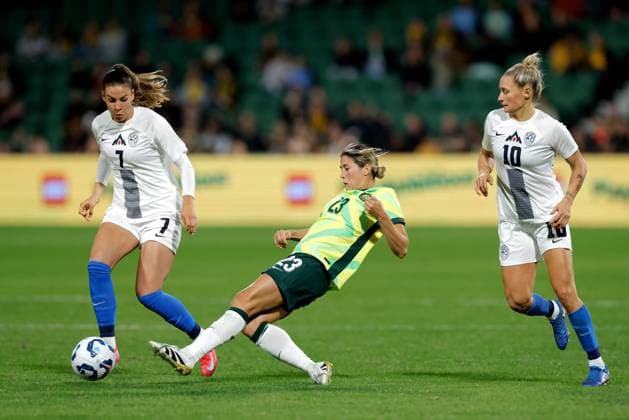 SOCCER AUSTRALIA SLOVENIA, Kyra Cooney-Cross of Australia passes the ball during the Women s friendly international soccer match between Australia and Slovenia at HBF Park in Perth, Sunday, June 29, 2025. ( NO ARCHIVING, EDITORIAL USE ONLY PERTH WESTERN AUSTRALIA AUSTRALIA  Copyright: xRICHARDxWAINWRIGHTx 20250629110752713891