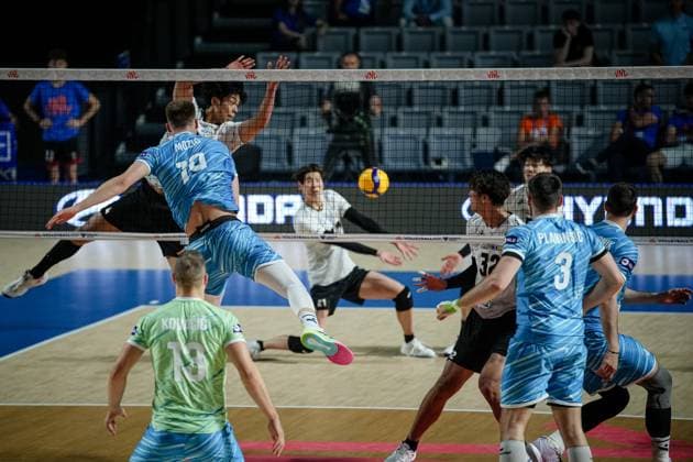 Volleyball, FIVB Nations League, Slowenien - Japan Volleyball - FIVB Men s Volleyball Nations League - Slovenia - Bulgaria - 29.06.2025 Rok MoÅ¾iÄ attacks as Motoki Eiro defends the ball during Mens Volleyball Nations League in Burgas, VNL Bulgaria Copyright: xYulianxTodorovx