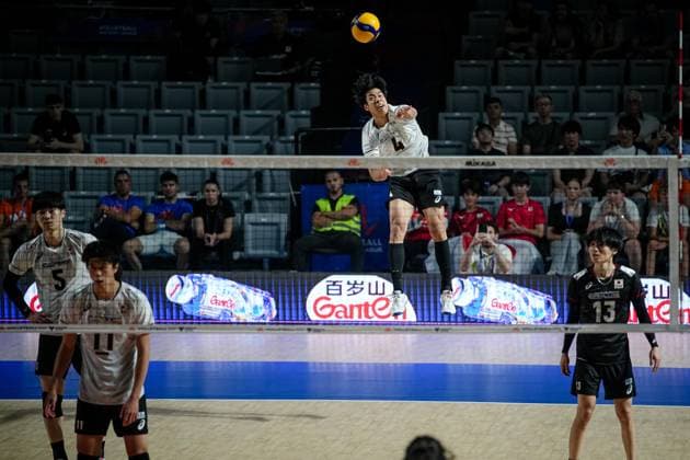 Volleyball, FIVB Nations League, Slowenien - Japan Volleyball - FIVB Men s Volleyball Nations League - Slovenia - Bulgaria - 29.06.2025 Kento Miyaura serves the ball against Slovenia during Mens Volleyball Nations League in Burgas, VNL Bulgaria Copyright: xYulianxTodorovx